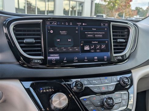 Used 2024 Chrysler Pacifica Touring-L image 12