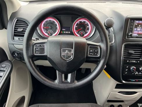 Used 2018 Dodge Grand Caravan SE w/ UConnect Hands-Free Group image 15