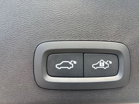 Certified 2023 Volvo XC40 B5 Plus w/ Protection Package Premier image 46