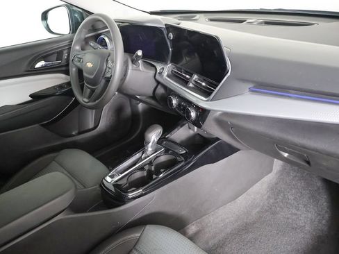 Used 2025 Chevrolet Trax LT FWD image 24