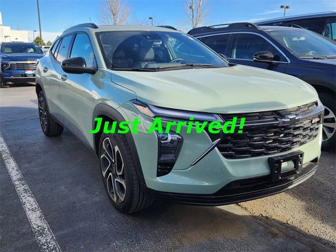 Used 2024 Chevrolet Trax RS w/ Sunroof Package image 2