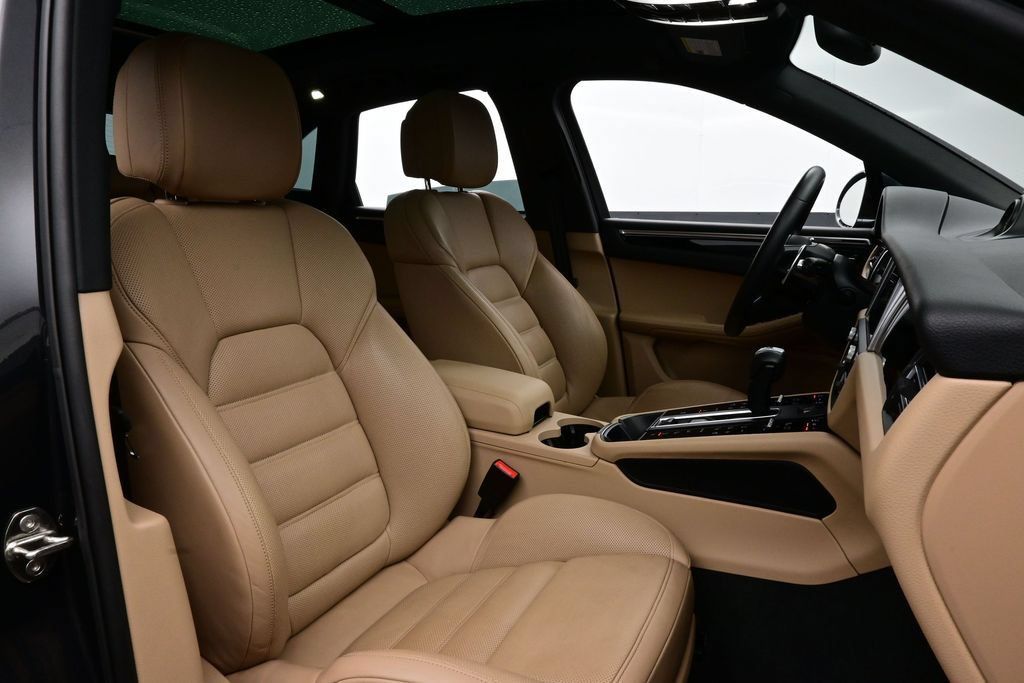 Certified 2022 Porsche Macan S AWD/4WD image 18