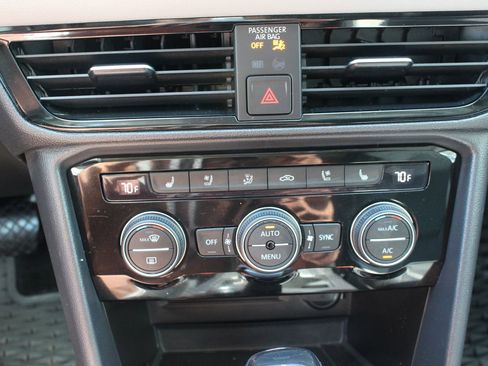 Used 2022 Volkswagen Taos SEL image 33