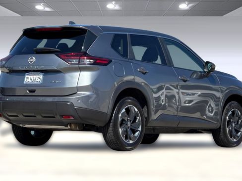 Used 2024 Nissan Rogue SV image 3
