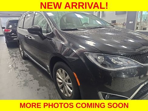 Used 2018 Chrysler Pacifica Touring-L FWD image 2