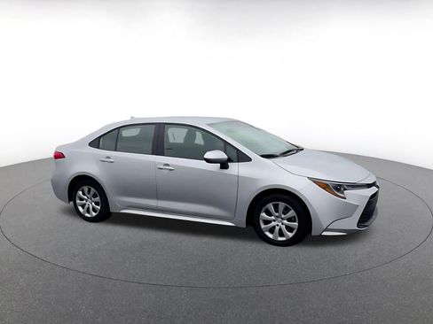 Used 2025 Toyota Corolla LE image 2