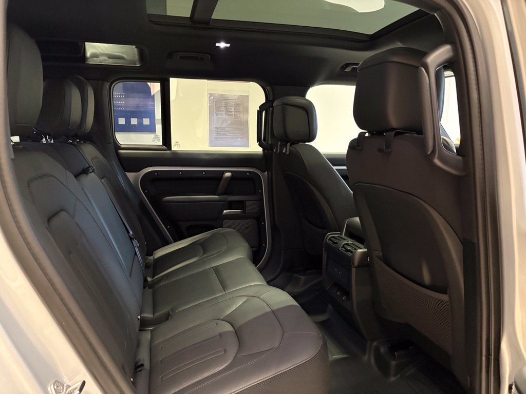 Used 2024 Land Rover Defender 110 X AWD/4WD image 23