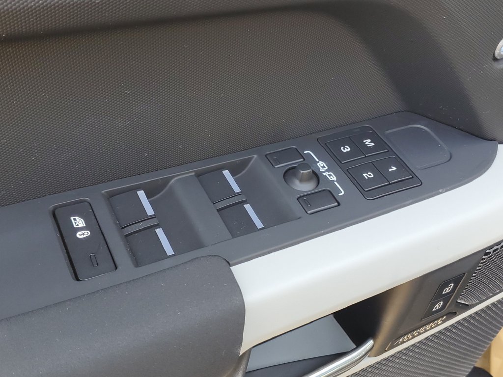 Used 2023 Land Rover Defender 110 SE AWD/4WD image 9