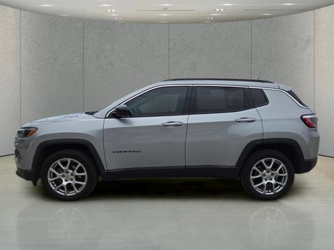 Certified 2022 Jeep Compass Latitude AWD/4WD image 9