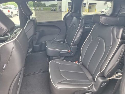 Used 2026 Chrysler Pacifica Limited FWD image 12