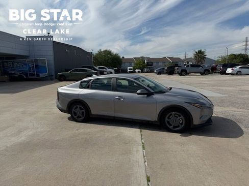 Used 2025 Kia K4 LXS image 1