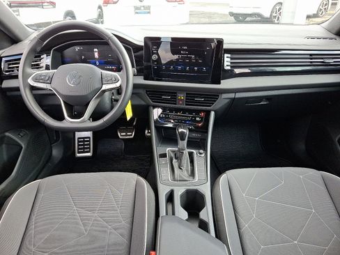 Used 2025 Volkswagen Jetta Sport image 11