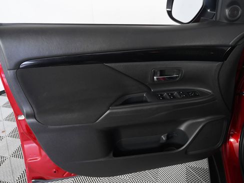 Used 2020 Mitsubishi Outlander ES FWD image 13