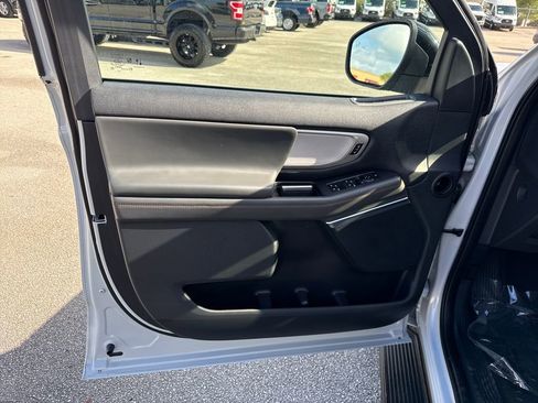 Used 2025 Ford Expedition Active image 13