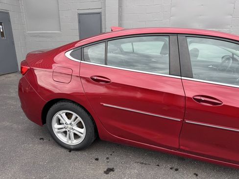 Used 2017 Chevrolet Cruze LT w/ Convenience Package FWD image 9