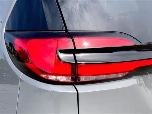Certified 2025 Chrysler Pacifica Limited image 26