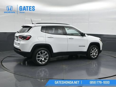 Used 2022 Jeep Compass Latitude w/ Sun and Sound Group AWD/4WD image 2