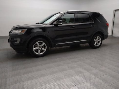 Used 2017 Ford Explorer XLT w/ Equipment Group 202A image 2