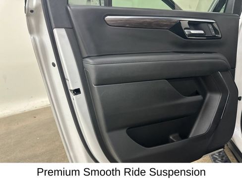 Used 2025 Chevrolet Suburban Z71 AWD/4WD image 32