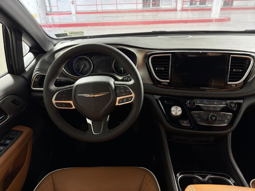 Used 2026 Chrysler Pacifica Pinnacle FWD image 16