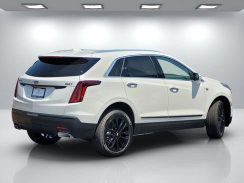 New 2026 Cadillac XT5 Luxury w/ LPO, ONYX Package FWD image 4