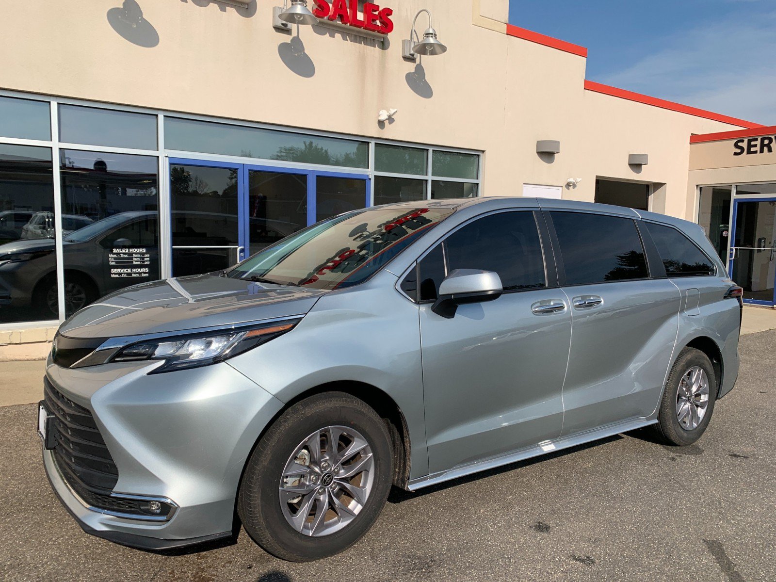Used 2022 Toyota Sienna XLE AWD/4WD image 1