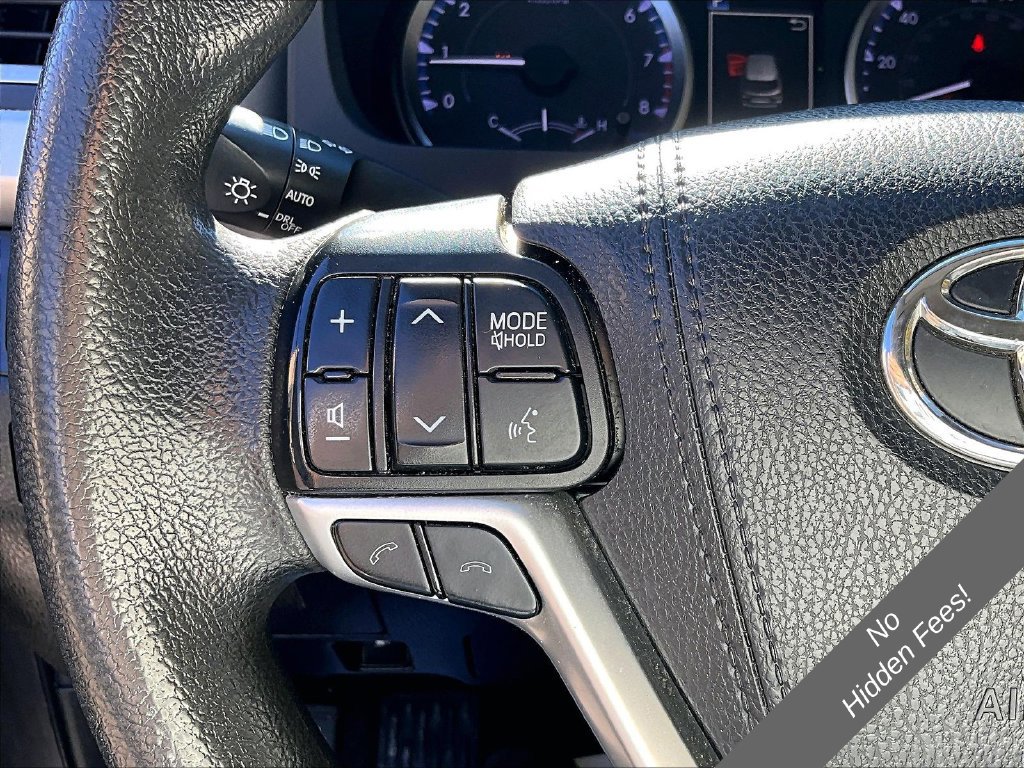 Used 2019 Toyota Highlander LE AWD/4WD image 11