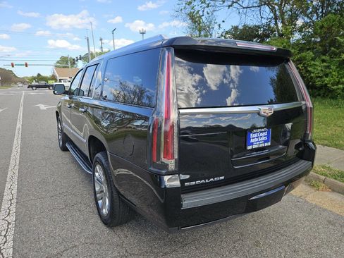 Used 2019 Cadillac Escalade ESV 4WD image 3