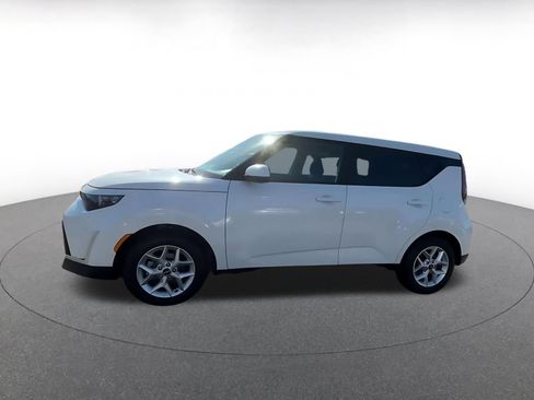 Used 2025 Kia Soul LX w/ LX Technology Package FWD image 8
