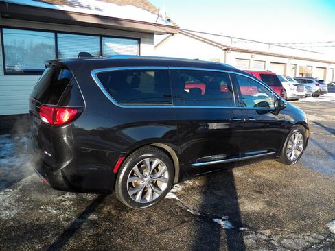 Used 2020 Chrysler Pacifica Limited image 4