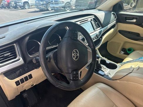 Used 2015 Toyota Highlander XLE FWD image 10