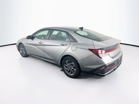 Used 2024 Hyundai Elantra SEL FWD image 5