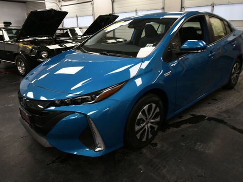 Certified 2022 Toyota Prius Prime XLE image 3