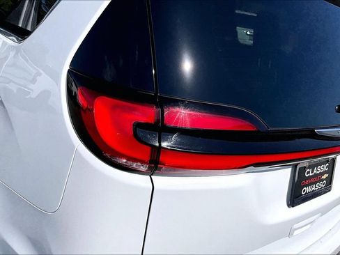 Used 2025 Chrysler Pacifica Select FWD image 21
