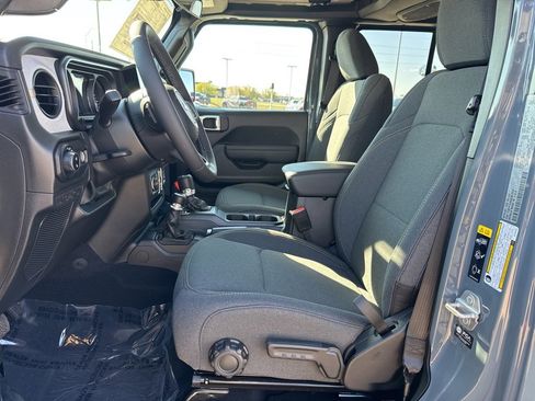 New 2025 Jeep Gladiator Sport image 5