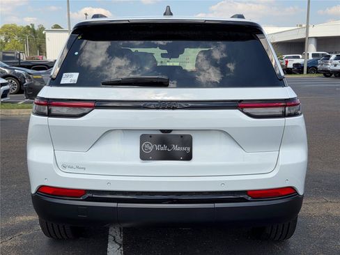 New 2025 Jeep Grand Cherokee Altitude RWD image 38