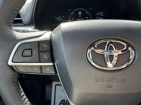 Used 2025 Toyota Sienna Platinum image 27