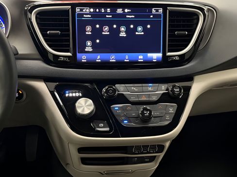 Used 2022 Chrysler Pacifica Touring-L FWD image 16