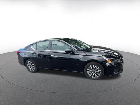 Used 2025 Nissan Altima 2.5 SV FWD image 2