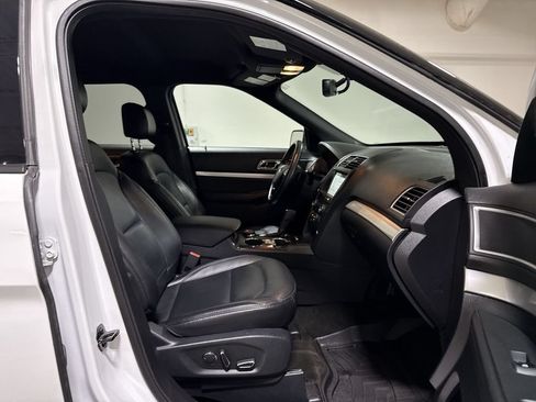 Used 2017 Ford Explorer XLT w/ Equipment Group 202A AWD/4WD image 22