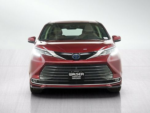 Used 2024 Toyota Sienna Limited AWD/4WD image 8