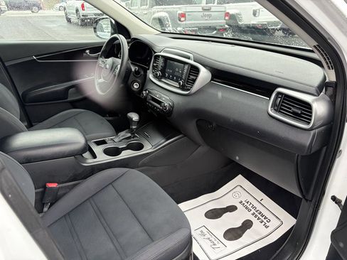 Used 2019 Kia Sorento LX V6 FWD image 13