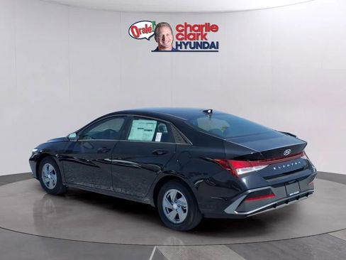 New 2026 Hyundai Elantra SE FWD image 3