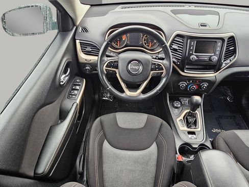 Used 2018 Jeep Cherokee Latitude w/ Altitude Package image 3