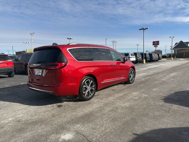 Used 2024 Chrysler Pacifica Pinnacle FWD image 5