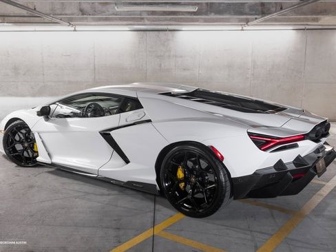 Used 2024 Lamborghini Revuelto image 10