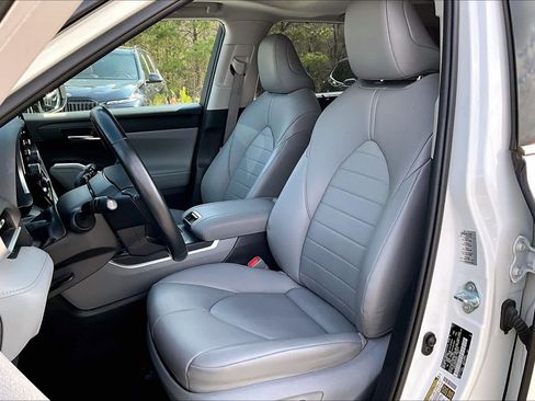 Used 2021 Toyota Highlander XLE image 8