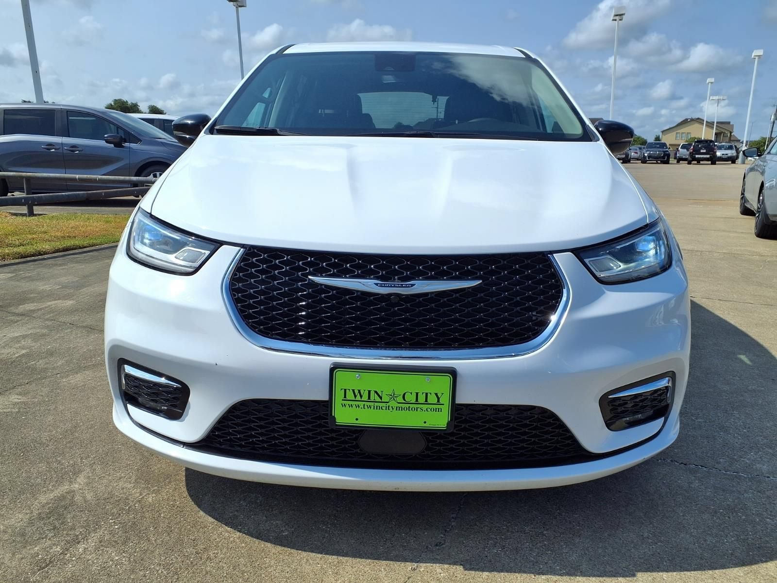 Used 2024 Chrysler Pacifica Touring-L FWD image 3