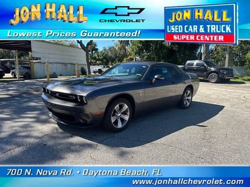Used 2020 Dodge Challenger SXT image 2