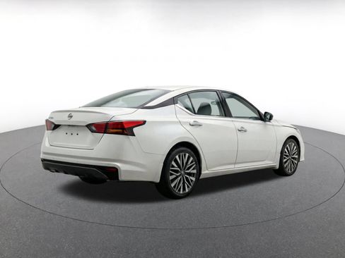 Used 2025 Nissan Altima 2.5 SV FWD image 11